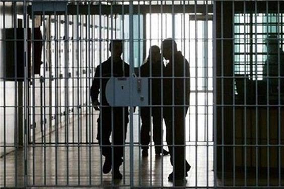 سرمقاله هم میهن/ زندانیان را آزاد نکنید
