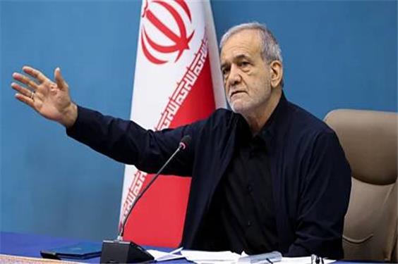 انتقاد کیهان از رئیس جمهور: پشت همان میز مذاکره می‌کنید که بمباران شده است؟!