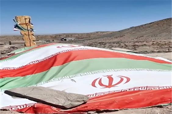 بوسه عاشقانه یک مادر بر مزار فرزند شهیدش