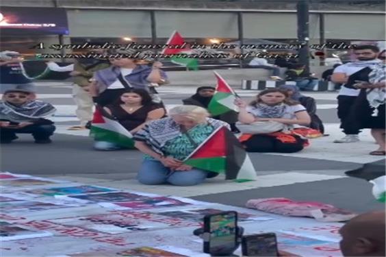 مراسم تشییع نمادین برای روزنامه‌نگاران فلسطینی در استکهلم، پایتخت سوئد