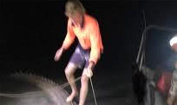 کروکدیل سواری مرد استرالیایی در ساحل رودخانه!