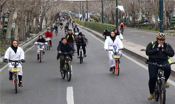 ادای احترام پلیس به زنان و مردان دوچرخه‌سوار
