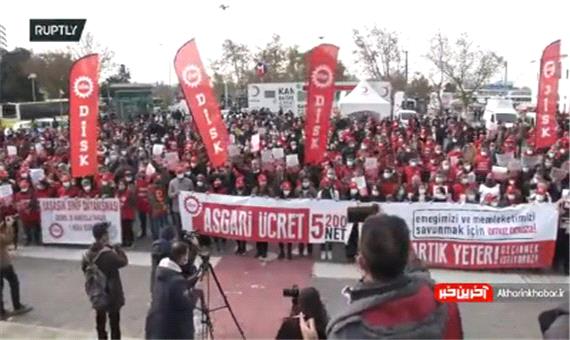 تجمع گسترده معترضان به سقوط ارزش پول ترکیه در خیابان‌های استانبول