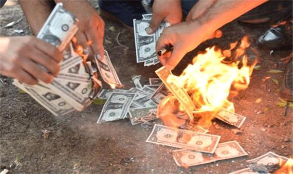 جنجال تازه دلال‌های دلار در ترکیه؛ آتش زدن پول‌های جعلی