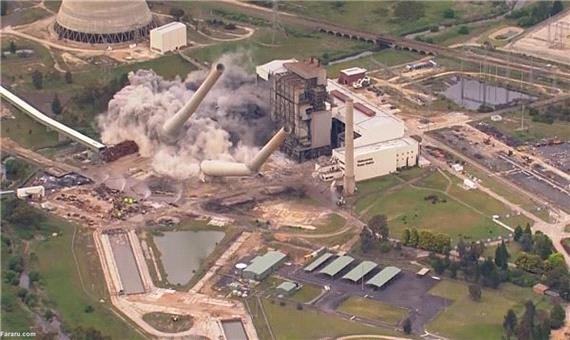 لحظه تخریب دودکش‌های نیروگاه زغال سنگ