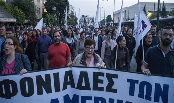 آتش‌زدن پرچم‌های آمریکا و ناتو از سوی شهروندان یونان