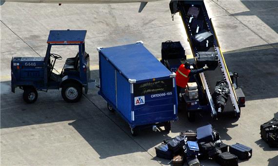 حرکت کردن چمدان یکی از مسافران در باند فرودگاه