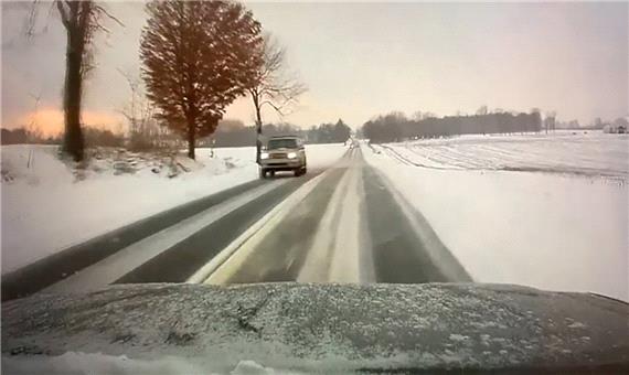 سر خوردن یک اتومبیل در جاده یخ زده
