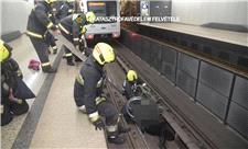 سقوط دردناک یک ویلچرنشین روی ریل مترو