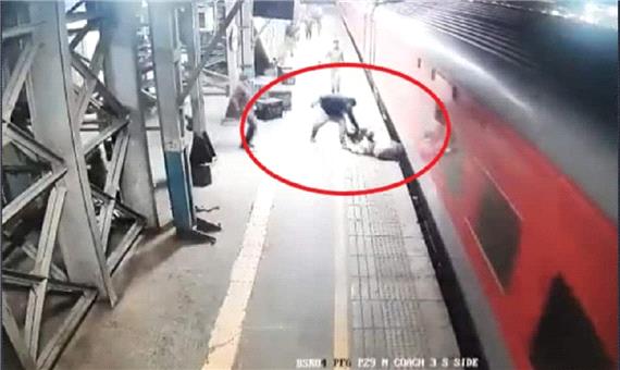 سقوط مسافر حین سوار شدن به قطار در حال حرکت!