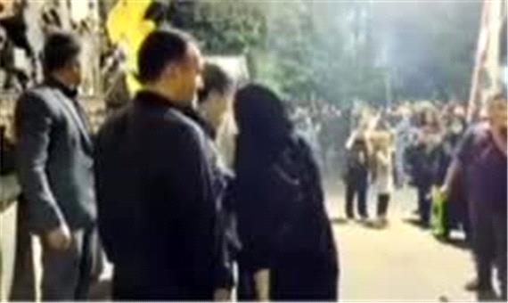 حرف‌های درگوشی احمدی‌نژاد با یک زن خبرساز شد!