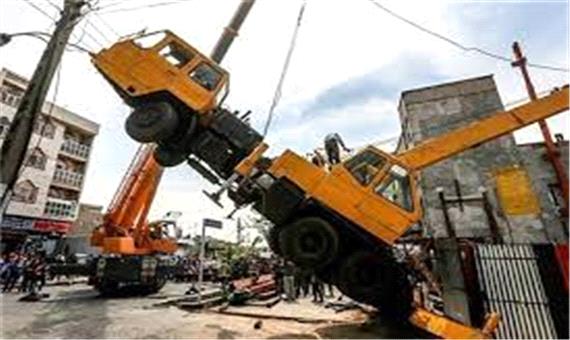لحظه هولناک سقوط یک جرثقیل صنعتی در حین حمل سازه سنگین