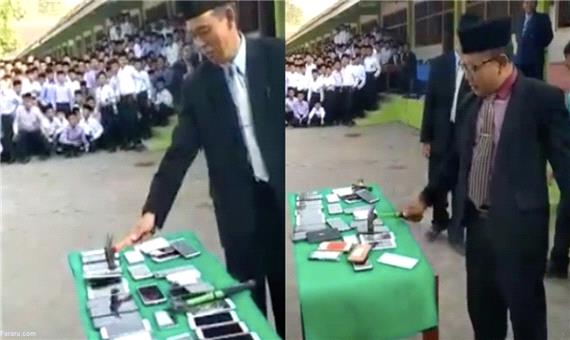 نابود کردن موبایل دانش آموزان توسط معلمان اندونزی