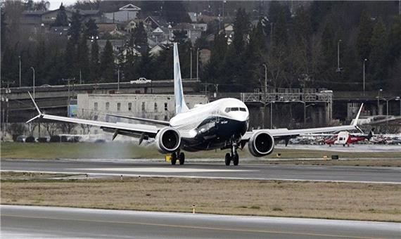 فرود بوئینگ 737 در فرودگاهی که پیاده‌رو هم دارد!
