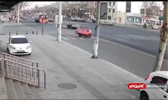 واژگونی با دور زدن سریع در خیابان!