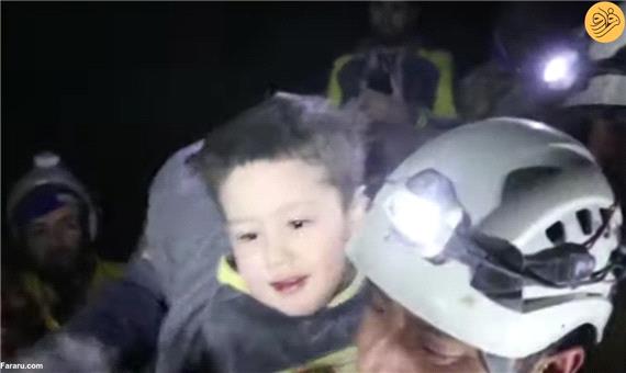 بازیگوشی عجیب کودک سوری پس از نجات از زیر آوار زلزله