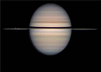 گذر قمرهای یخی از برابر حلقههای زحل