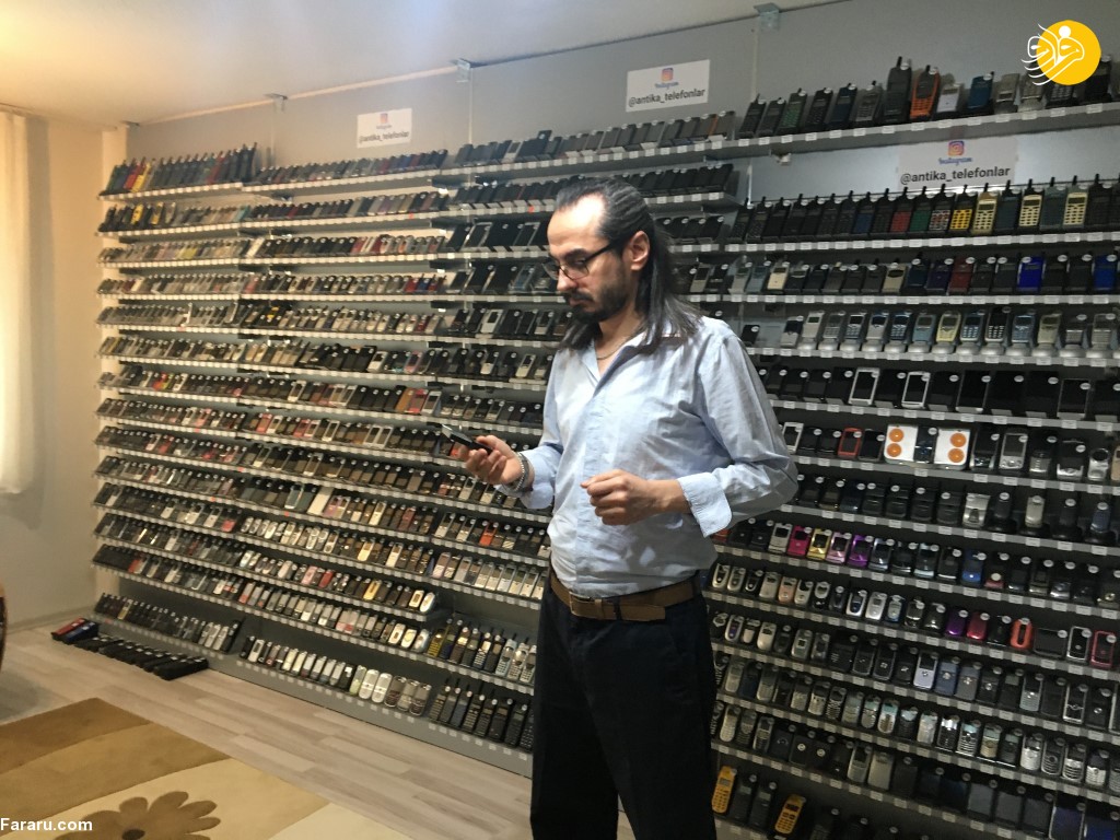 این مرد ۲۷۷۹ موبایل دارد!