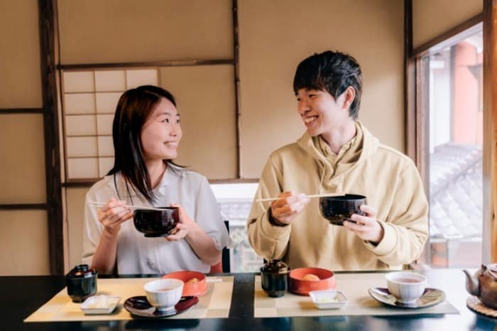 گوناگون/ چرا ژاپنی ها با چوب غذا میخورن؟