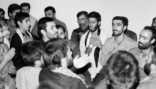 تصویری از سینه زنی آیت‌الله خامنه‌ای در جمع رزمندگان در سال ۶۷