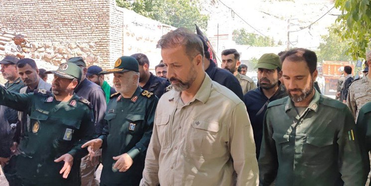 فرمانده سپاه در جمع مردم سیل‌زده فیروزکوه: تا آخر پای کارتان هستیم