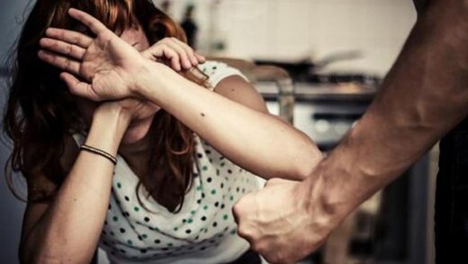 حمله وحشیانه یک جوان به دو زن در مترو