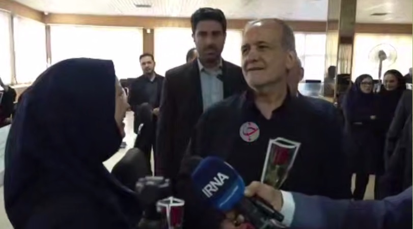 واکنش پزشکیان به ترکی حرف زدن یک خبرنگار؛ فارسی حرف بزنی آمریکا هم می‌فهمه