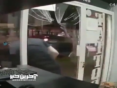 برخورد عجیب یک مرد با درب شیشه ای!