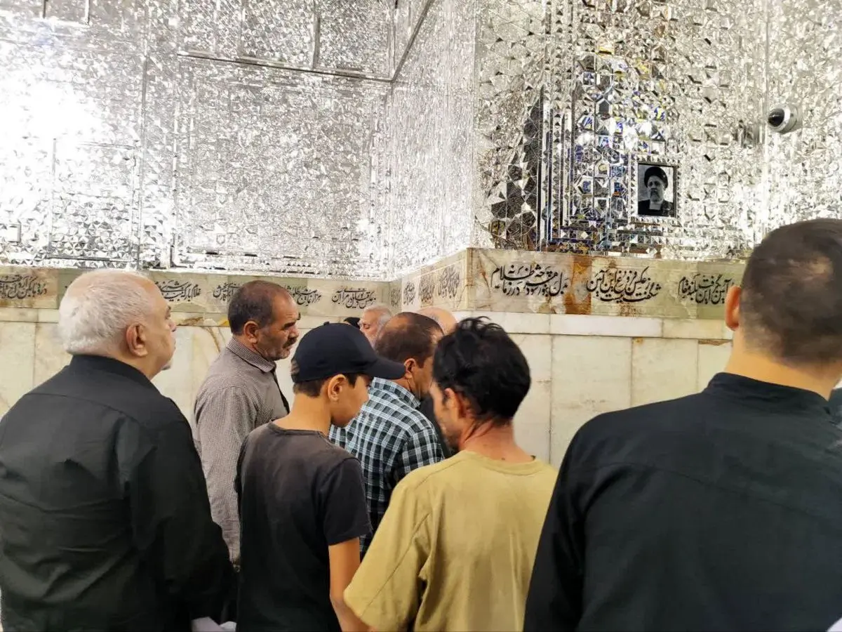 حضور ظریف بر سر مزار شهید رئیسی در حرم امام رضا(علیه‌السلام)