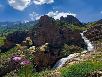 آبشار زیبای سیاه چشمان در روستای الیت مازندران