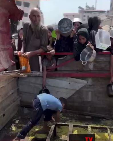 تصاویری تلخ از جمع‌آوری غذا از کف زمین توسط کودک فلسطینی