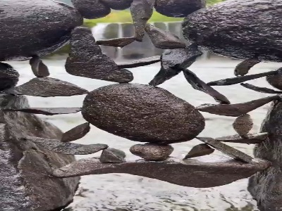 برقراری تعادل دیدنی بین سنگ‌ها توسط هنرمندِ ژاپنی