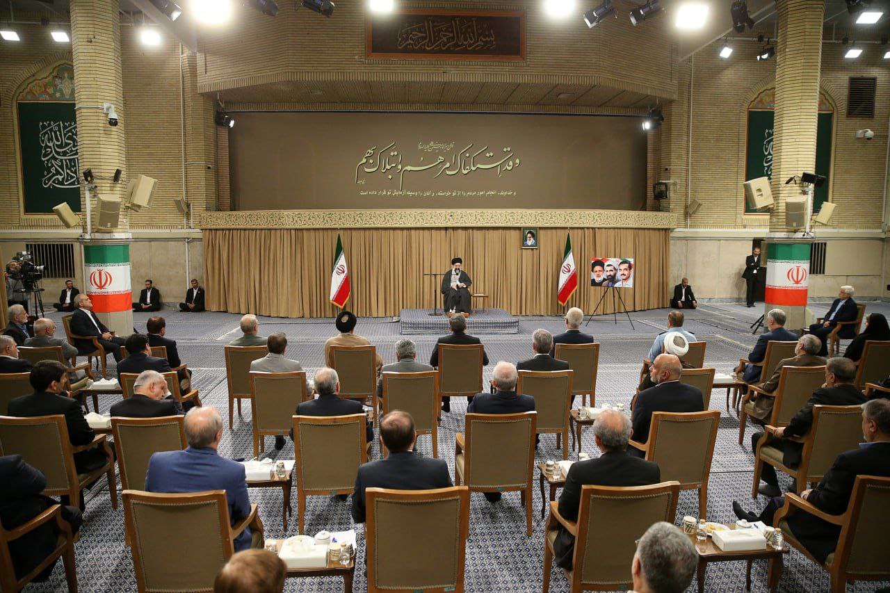 رهبر انقلاب با قدردانی ویژه از رئیس‌جمهور و هیئت دولت: معیشت مردم مهمترین مسئله است؛ برای انضباط بازار چاره‌اندیشی شود