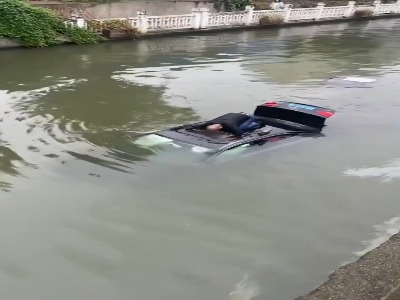 نجات راننده خودرو پس از سقوط به رودخانه