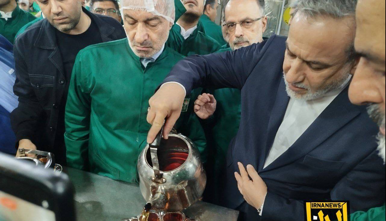 پذیرایی عراقچی از زوار حرم مطهر امام رضا (ع)
