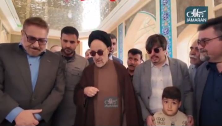گفت‌وگوی صمیمی سید محمد خاتمی با اقشار مختلف مردم در گلزار شهدای اردکان