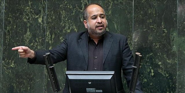 ادعای خضریان درباره مقام دولت؛ چگونه در مجموعه پتروشیمی با حقوق ۱۵۰ تا ۲۰۰ میلیون تومان استخدام شد؟