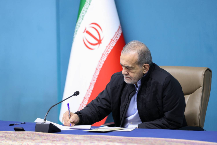 پیام پزشکیان در پی درگذشت مادر ۳ شهید دفاع مقدس