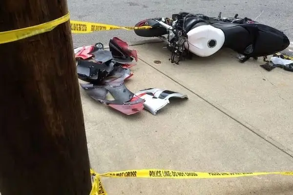 مرگ دلخراش موتورسوار پس از برخورد با تیر برق