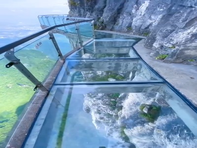 ایمان، یک پل آسمانی نفس گیر در چین