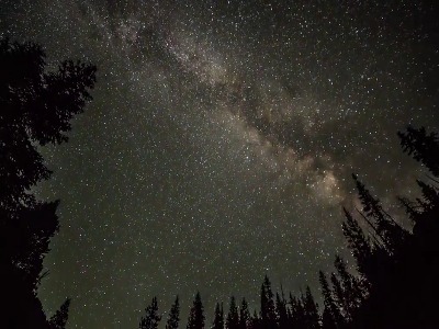 حرکت زیبای ستارگان در آسمان؛ رقص نورهای شبانه در دل کهکشان