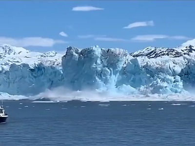 پرتاب توده یخ ۶۱ متری به هوا