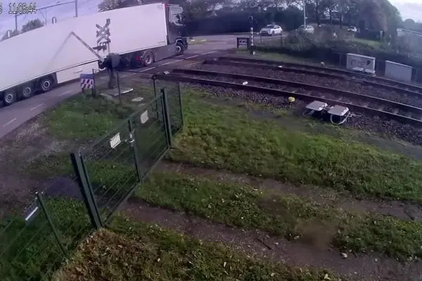 برخورد هولناک قطار با یک دستگاه کامیون در هلند