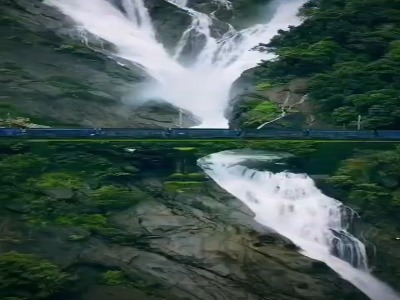 عبور قطار از دل آبشار دودساگار؛ تلاقی شگفتانگیز صنعت و طبیعت!