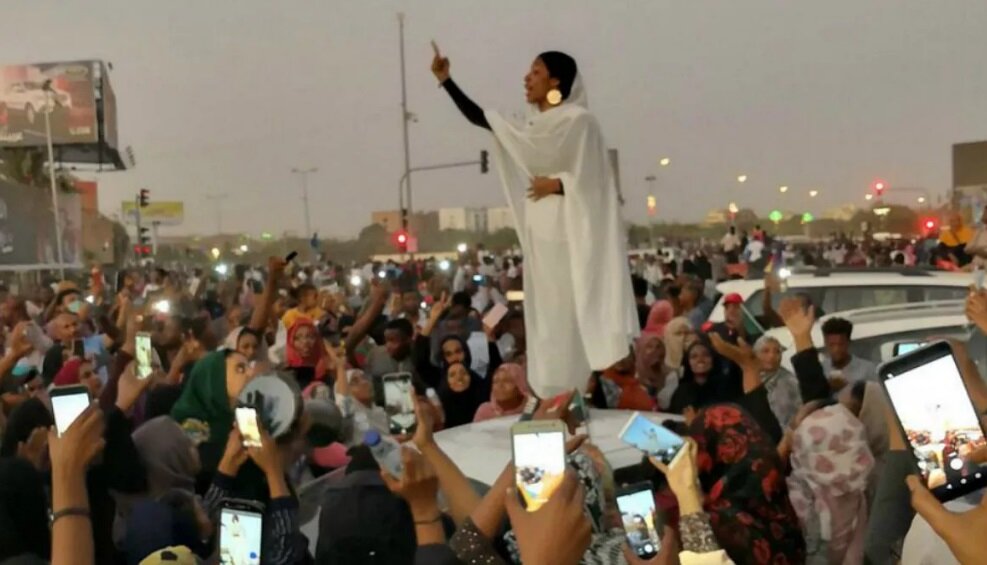 الهه مرگ سودانی‌ها؛ زنی به نام آلا صلاح