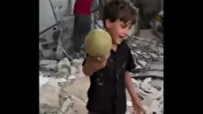 شادی یک کودک فلسطینی پس از یافتن قلک خود