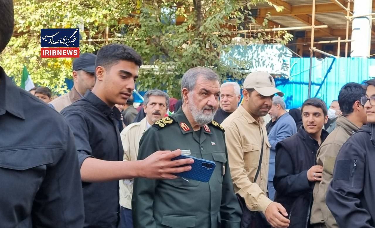 محسن رضایی: آمریکا و اسرائیل مثل سگ‌های هاری هستند که وقتی از روبرویشان می‌ترسند شروع به عو عو می‌کنند