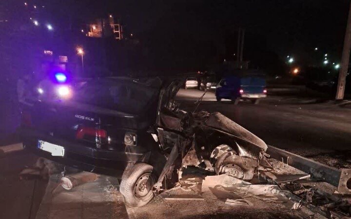 تصادف دلخراش ۴۰۵ با تیر چراغ برق؛ ۲ نفر کشته شدند