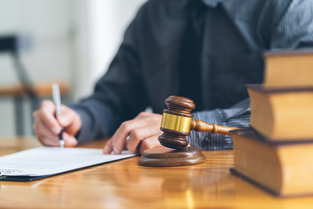 سرمقاله اعتماد/ چرا قاضی جای شاکی را نمی‌گیرد