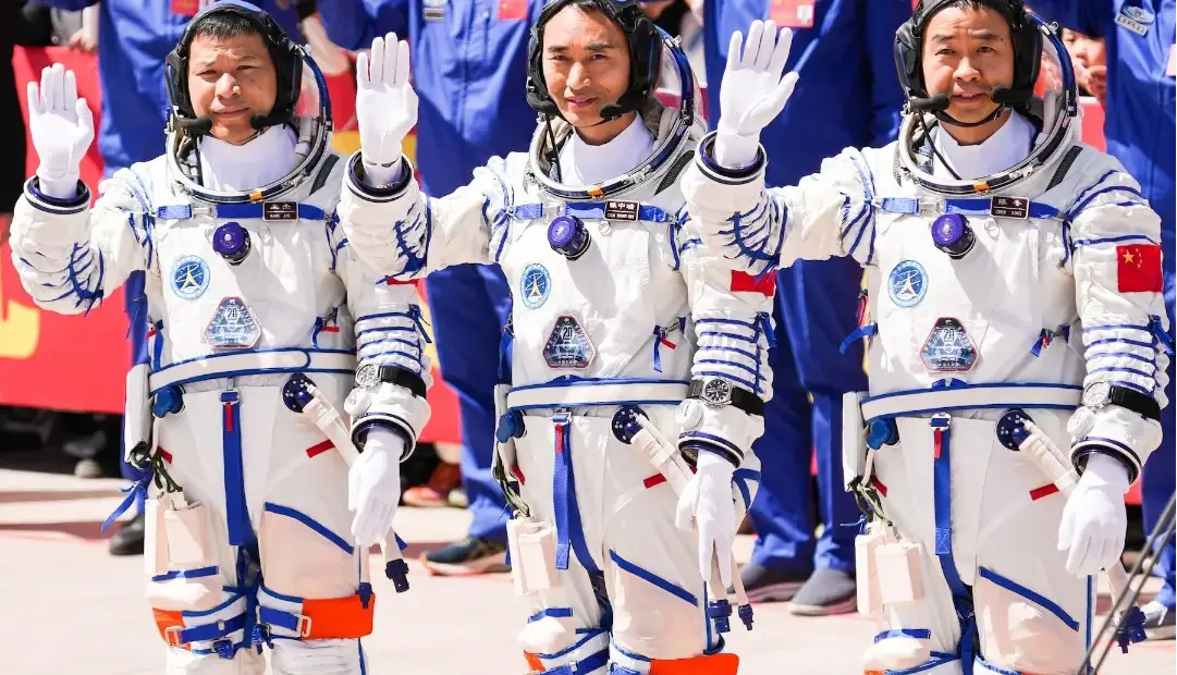 برخورد زباله فضایی با فضاپیما، سه فضانورد چینی را در مدار زمین گرفتار کرد